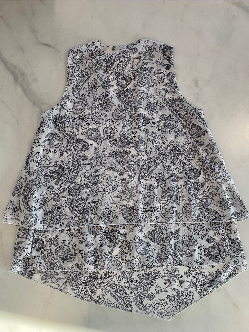 Papillon Blanc White and Gray Paisley Sleeveless Button-Front Top - Picture 3 of 3